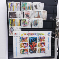 Lot massif de timbres de pays d'expression Française neufs et oblitérés en 2 albums.