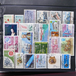 Lot massif de timbres de pays d'expression Française neufs et oblitérés en 2 albums.