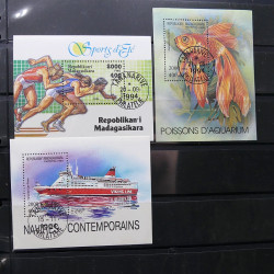 Lot massif de timbres de pays d'expression Française neufs et oblitérés en 2 albums.