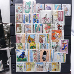 Lot massif de timbres de pays d'expression Française neufs et oblitérés en 2 albums.