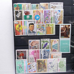 Lot massif de timbres de pays d'expression Française neufs et oblitérés en 2 albums.