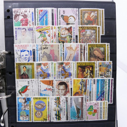 Lot massif de timbres de pays d'expression Française neufs et oblitérés en 2 albums.