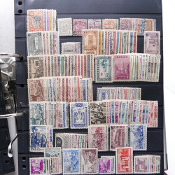 Lot massif de timbres de pays d'expression Française neufs et oblitérés en 2 albums.