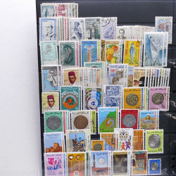 Lot massif de timbres de pays d'expression Française neufs et oblitérés en 2 albums.