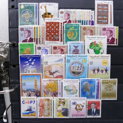 Lot massif de timbres de pays d'expression Française neufs et oblitérés en 2 albums.