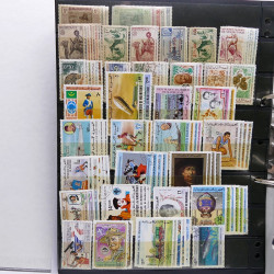 Lot massif de timbres de pays d'expression Française neufs et oblitérés en 2 albums.