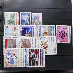 Lot massif de timbres de pays d'expression Française neufs et oblitérés en 2 albums.