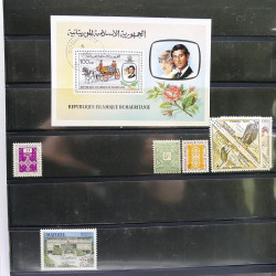 Lot massif de timbres de pays d'expression Française neufs et oblitérés en 2 albums.