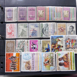 Lot massif de timbres de pays d'expression Française neufs et oblitérés en 2 albums.