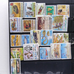 Lot massif de timbres de pays d'expression Française neufs et oblitérés en 2 albums.