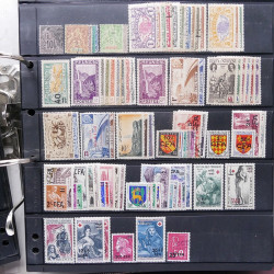 Lot massif de timbres de pays d'expression Française neufs et oblitérés en 2 albums.