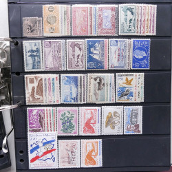 Lot massif de timbres de pays d'expression Française neufs et oblitérés en 2 albums.