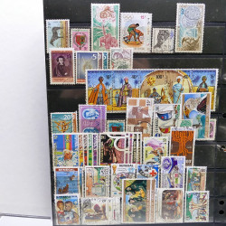Lot massif de timbres de pays d'expression Française neufs et oblitérés en 2 albums.