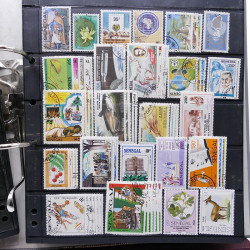 Lot massif de timbres de pays d'expression Française neufs et oblitérés en 2 albums.