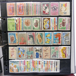 Lot massif de timbres de pays d'expression Française neufs et oblitérés en 2 albums.
