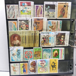 Lot massif de timbres de pays d'expression Française neufs et oblitérés en 2 albums.