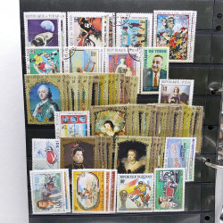 Lot massif de timbres de pays d'expression Française neufs et oblitérés en 2 albums.