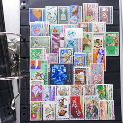 Lot massif de timbres de pays d'expression Française neufs et oblitérés en 2 albums.