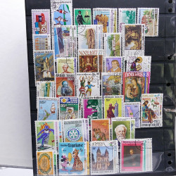 Lot massif de timbres de pays d'expression Française neufs et oblitérés en 2 albums.