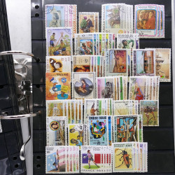 Lot massif de timbres de pays d'expression Française neufs et oblitérés en 2 albums.