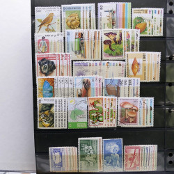 Lot massif de timbres de pays d'expression Française neufs et oblitérés en 2 albums.