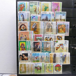 Lot massif de timbres de pays d'expression Française neufs et oblitérés en 2 albums.