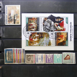 Lot massif de timbres de pays d'expression Française neufs et oblitérés en 2 albums.