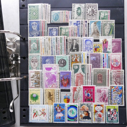 Lot massif de timbres de pays d'expression Française neufs et oblitérés en 2 albums.