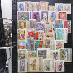 Lot massif de timbres de pays d'expression Française neufs et oblitérés en 2 albums.