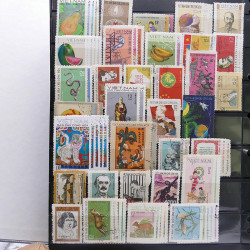 Lot massif de timbres de pays d'expression Française neufs et oblitérés en 2 albums.