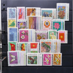 Lot massif de timbres de pays d'expression Française neufs et oblitérés en 2 albums.