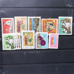 Lot massif de timbres de pays d'expression Française neufs et oblitérés en 2 albums.