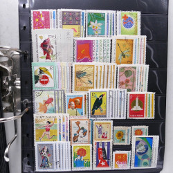 Lot massif de timbres de pays d'expression Française neufs et oblitérés en 2 albums.