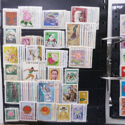 Lot massif de timbres de pays d'expression Française neufs et oblitérés en 2 albums.