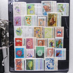 Lot massif de timbres de pays d'expression Française neufs et oblitérés en 2 albums.