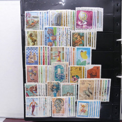 Lot massif de timbres de pays d'expression Française neufs et oblitérés en 2 albums.