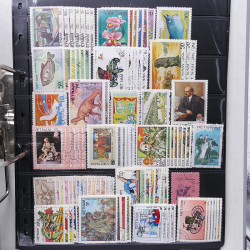 Lot massif de timbres de pays d'expression Française neufs et oblitérés en 2 albums.