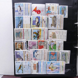 Lot massif de timbres de pays d'expression Française neufs et oblitérés en 2 albums.