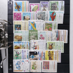 Lot massif de timbres de pays d'expression Française neufs et oblitérés en 2 albums.