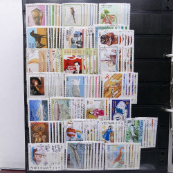 Lot massif de timbres de pays d'expression Française neufs et oblitérés en 2 albums.