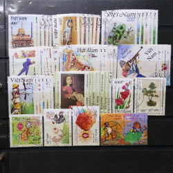 Lot massif de timbres de pays d'expression Française neufs et oblitérés en 2 albums.