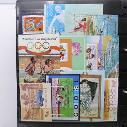 Lot massif de timbres de pays d'expression Française neufs et oblitérés en 2 albums.