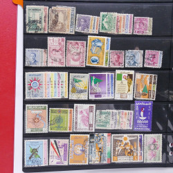Lot massif de timbres d'Asie - Moyen Orient neufs et oblitérés en un album.