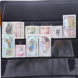 Lot massif de timbres d'Asie - Moyen Orient neufs et oblitérés en un album.