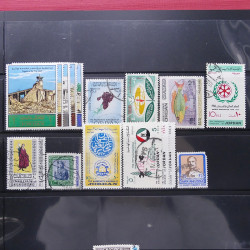 Lot massif de timbres d'Asie - Moyen Orient neufs et oblitérés en un album.