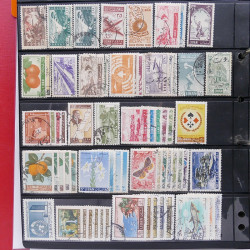 Lot massif de timbres d'Asie - Moyen Orient neufs et oblitérés en un album.