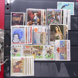 Lot massif de timbres d'Asie - Moyen Orient neufs et oblitérés en un album.