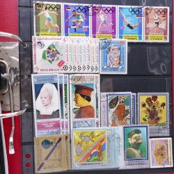Lot massif de timbres d'Asie - Moyen Orient neufs et oblitérés en un album.
