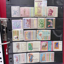 Lot massif de timbres d'Asie - Moyen Orient neufs et oblitérés en un album.