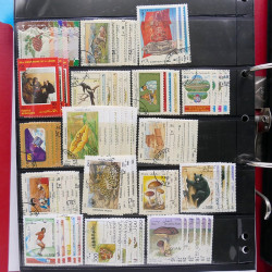 Lot massif de timbres d'Asie - Moyen Orient neufs et oblitérés en un album.